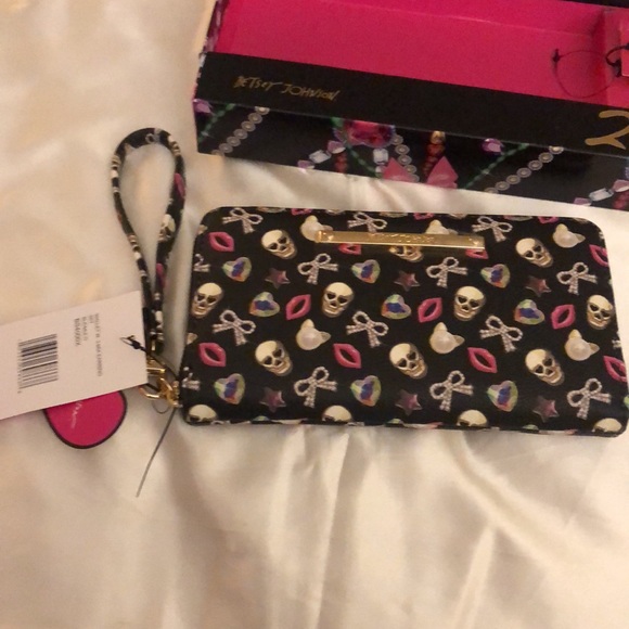 Betsey Johnson Black Faux Leather Skull, Lips, Bow, Cat & Star ZA Wallet NWT - Picture 3 of 16